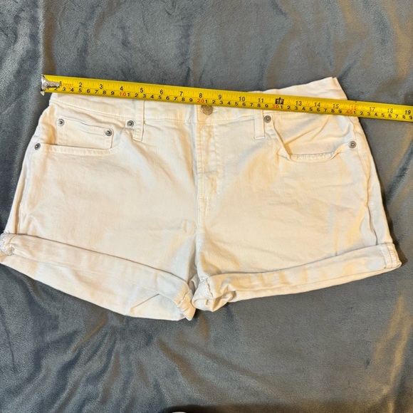 GAP White Jean Shorts Relaxed Fit
#1069 - Picture 2 of 7
